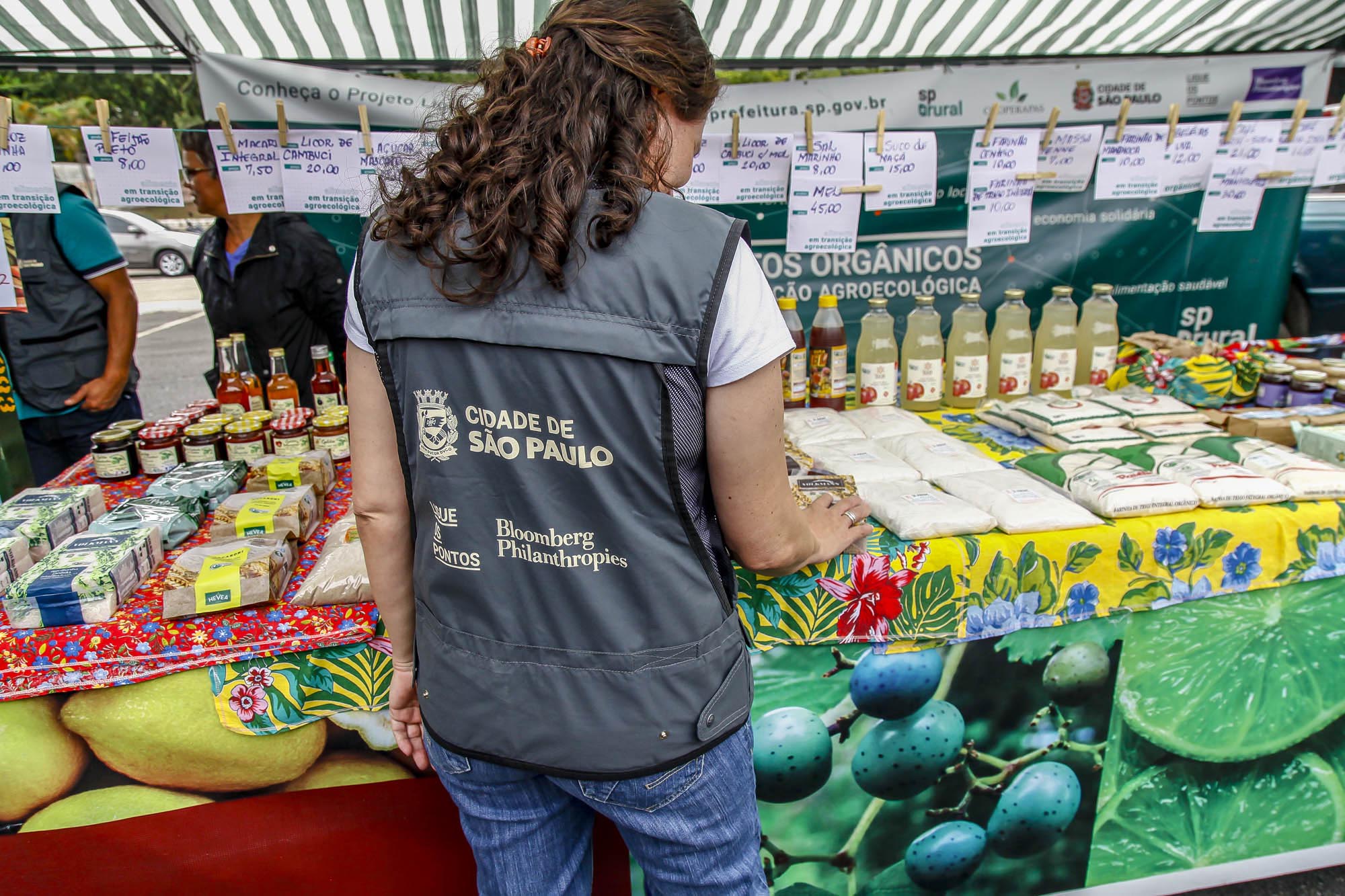 A lady shopping with local farmer markets in in São Paulo