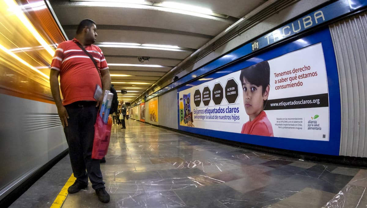 Bloomberg Philanthropies partner, The Nutritional Health Alliance's "Let's Demand Clear Labels" mass media campaign in the Mexico City subway (2019). Photo credit: Alianza por la Salud Alimentaria.